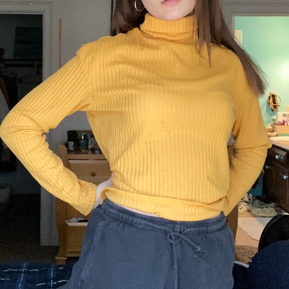💫 Yellow Ribbed Turtleneck 💫 - Picture 3 of 4